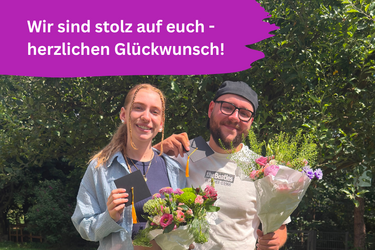 Foto einer Frau und eines Mannes mit Blumenstrauß - Prüfung bestanden
