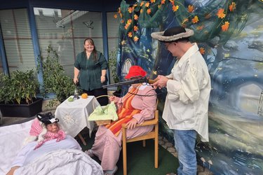 Personen sind vekleidet für ein Theaterstück