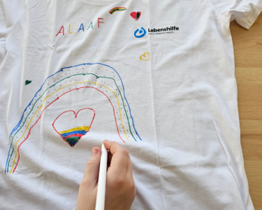 T-Shirts, das bemalt wird