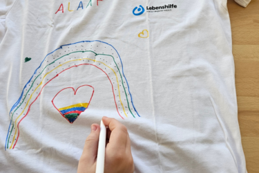 T-Shirts, das bemalt wird