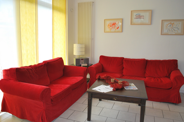 Innenaufnahme Treff mit zwei roten Sofas und Couchtisch